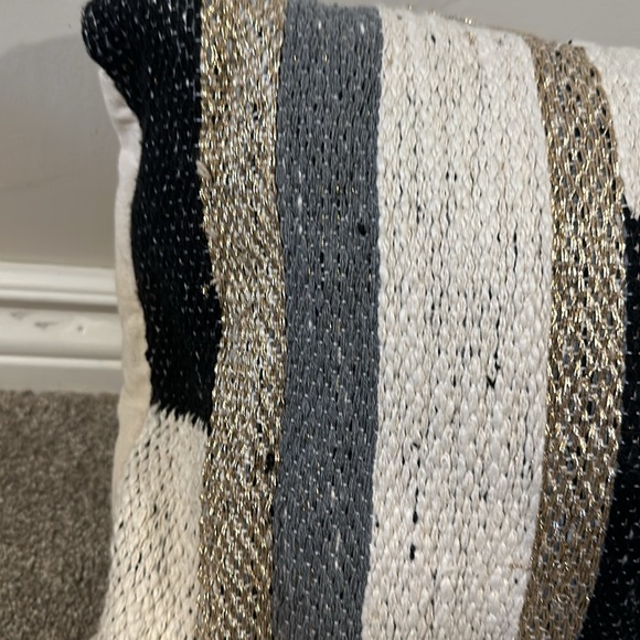 Knit horizontal accent pillow - Picture 3 of 3